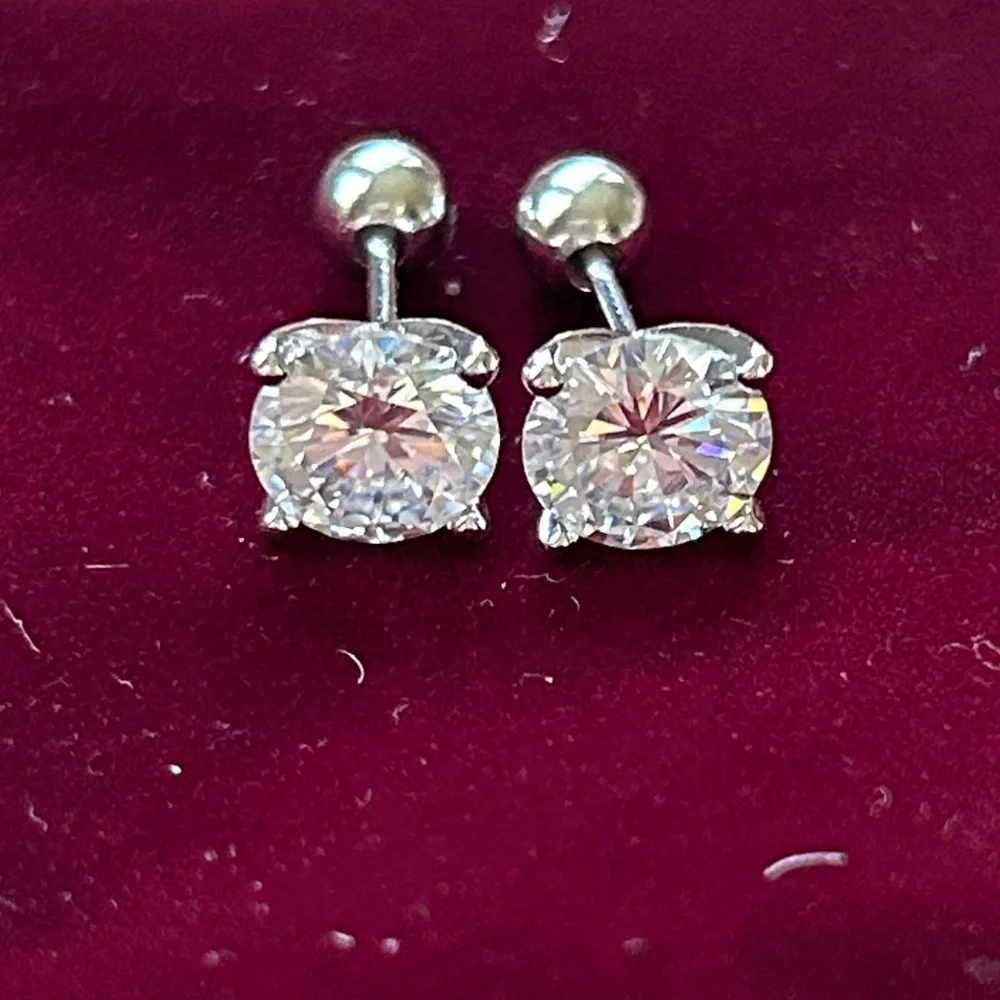 Moissanite Diamond 2.0 CT solitaire screwback stud earrings Retail $599 UNISEX‎ - Picture 2 of 7